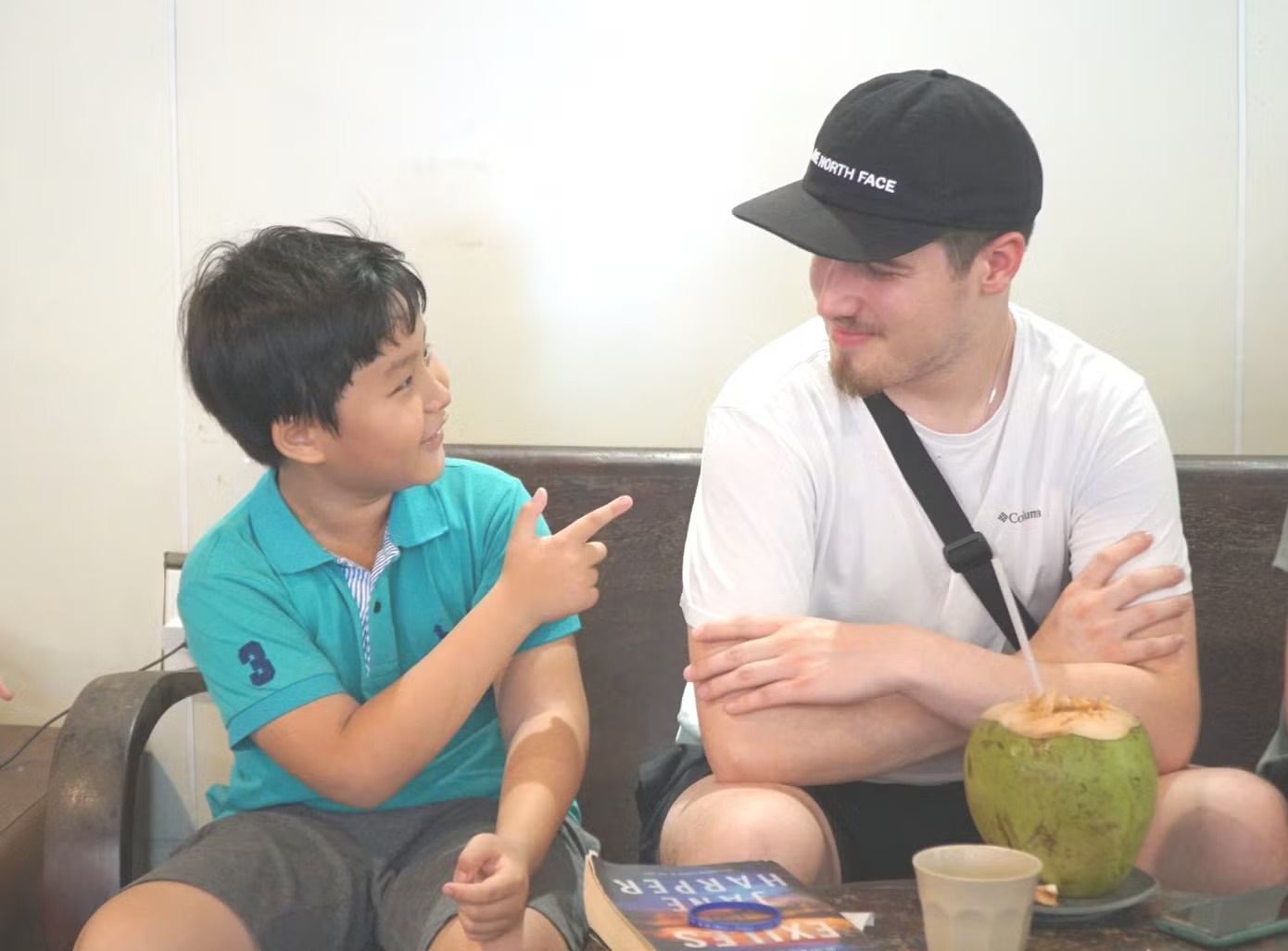 Hai anh em 9 tuoi gay sot vi noi thanh thao 3 ngoai ngu hinh anh