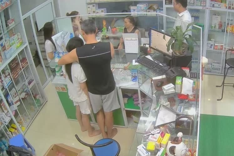 Khoanh khac ca gia dinh vo oa khi biet ket qua thi cua Bao An hinh anh