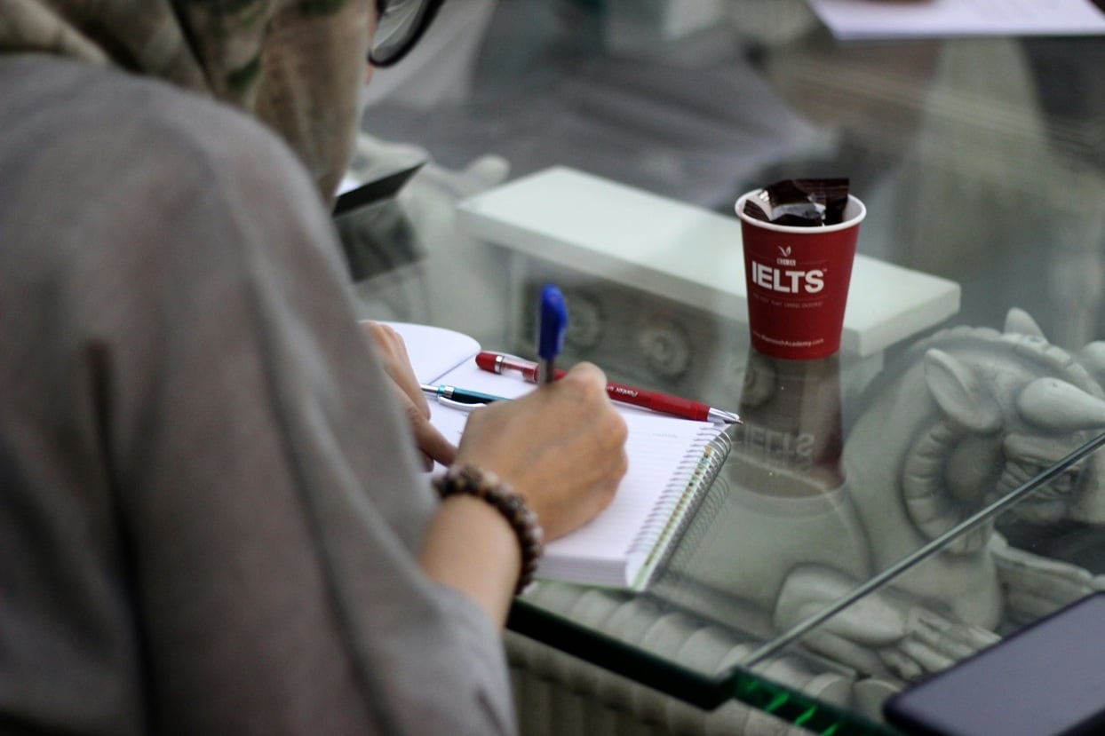 Cham sai 63.000 bai thi IELTS, Cambridge bi phat nang hinh anh