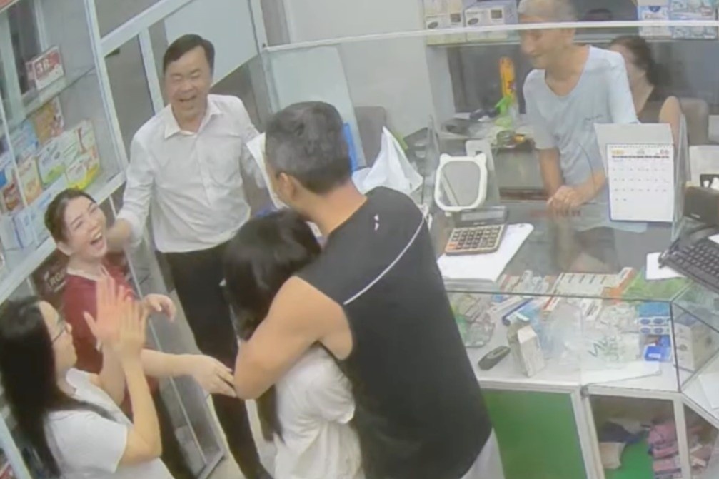 Video khoanh khac ca nha vo oa khi con gai do lop 10 truong mo uoc hinh anh