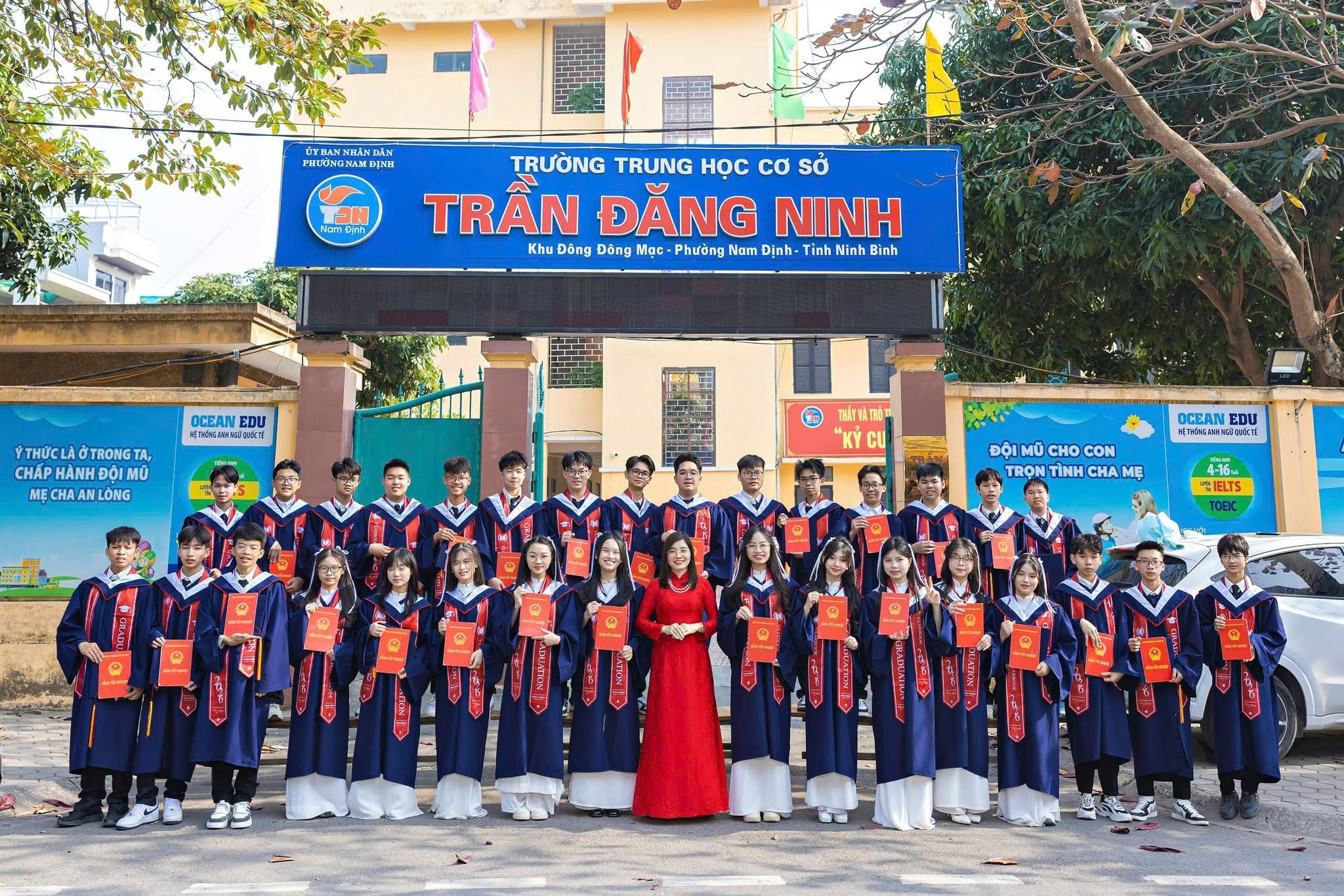 Ngoi truong co 7 thu khoa vao lop 10 chuyen Le Hong Phong hinh anh