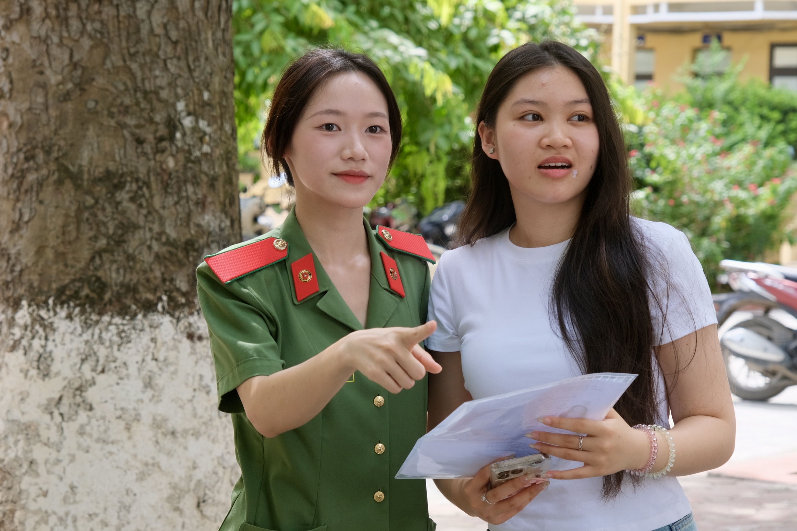 cong an anh 4