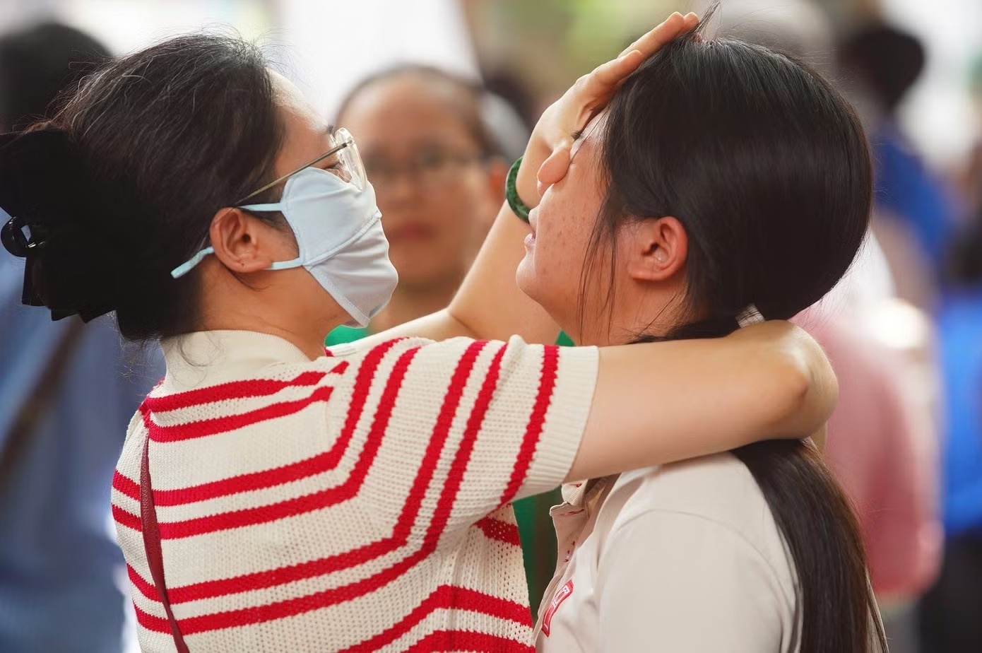 Khi truong lop xay 'nho giot', ap luc thi cu van don len hoc sinh hinh anh
