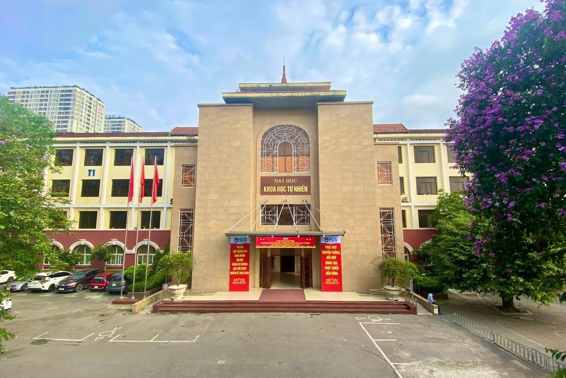 Mot truong dai hoc lay diem san len toi 25 hinh anh