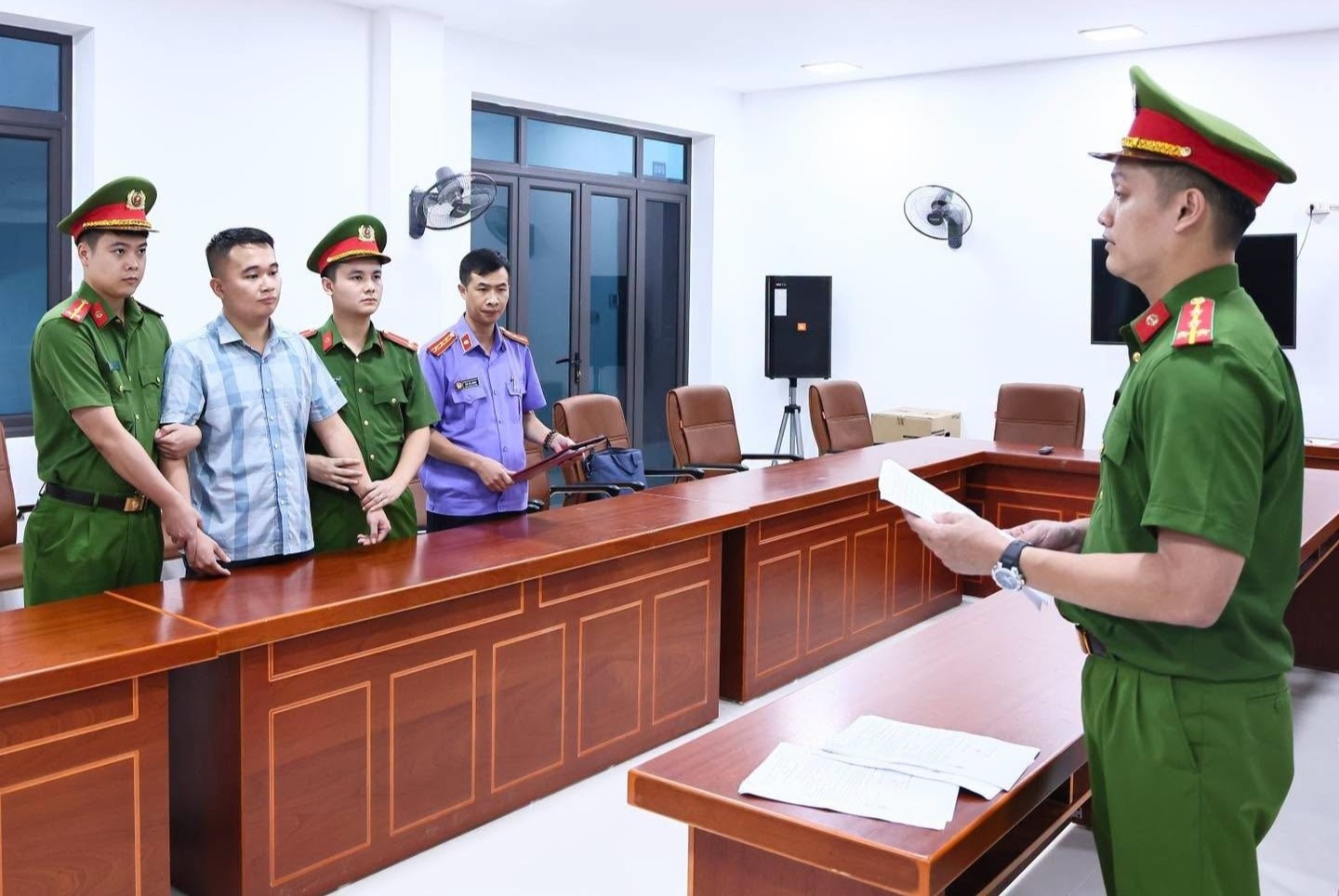 Vu diem 10 Toan o Tuyen Quang: Cong an giu khan cap mot giao vien hinh anh