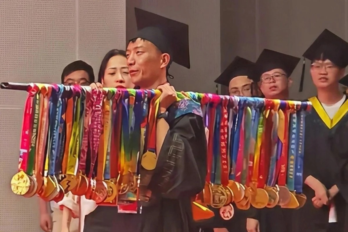 Nam sinh ganh 70 huy chuong len nhan bang tot nghiep hinh anh