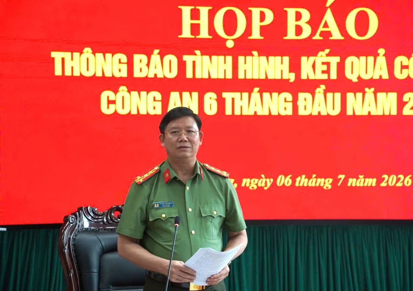 Cong an Tuyen Quang trao doi thong tin ve dieu tra vu diem 10 Toan hinh anh