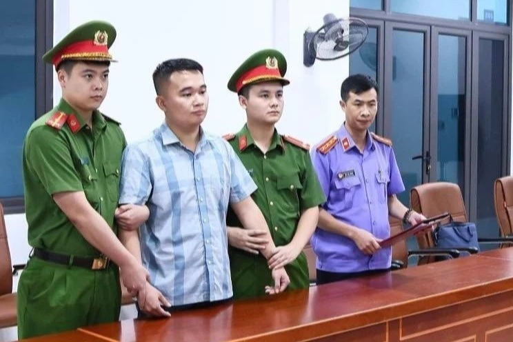 Khoi to mot giao vien trong vu diem Toan bat thuong o Tuyen Quang hinh anh