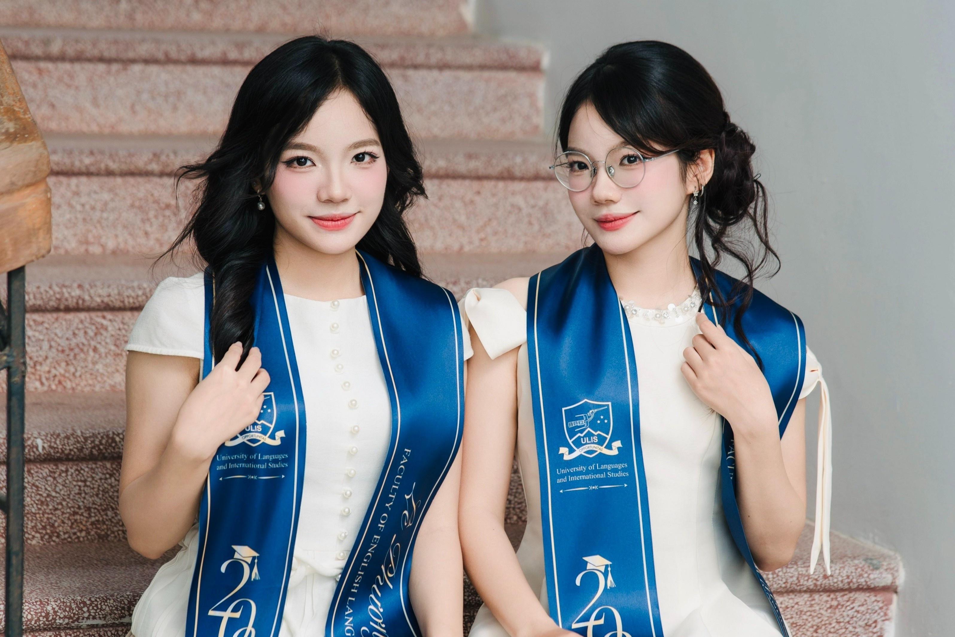 Hai chị em sinh đôi cùng tốt nghiệp xuất sắc Đại học Ngoại ngữ