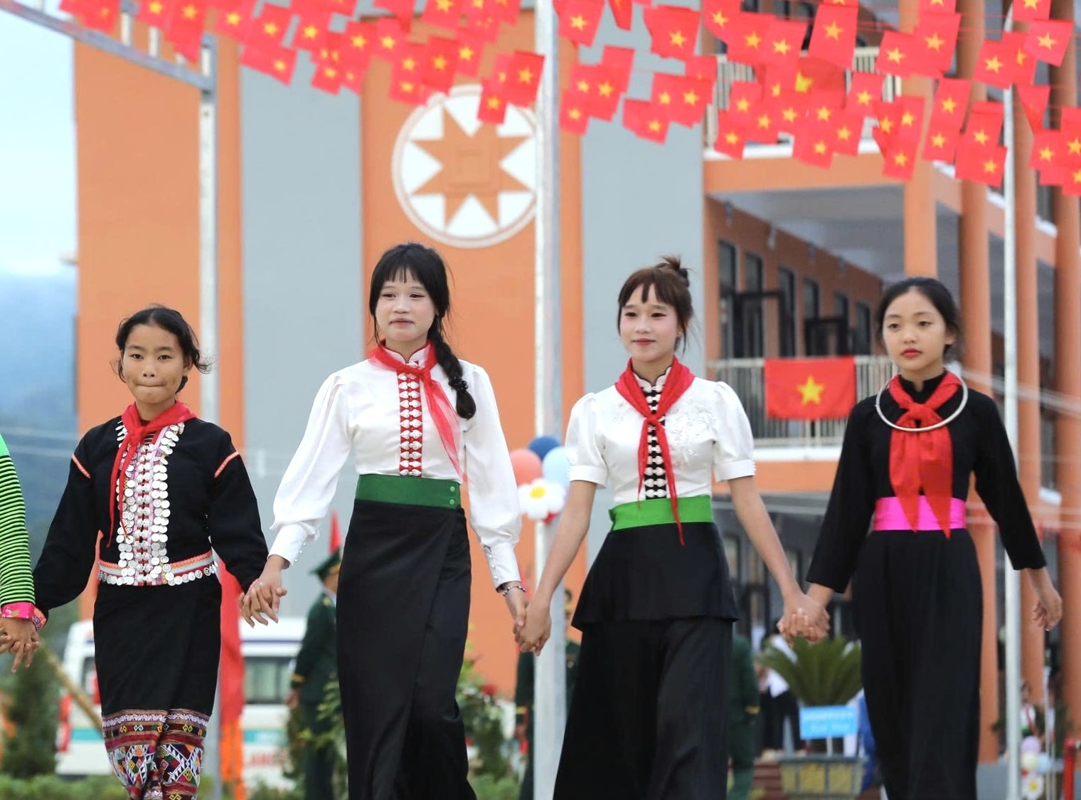 Học sinh biên giới, hải đảo rộn ràng đón năm học mới