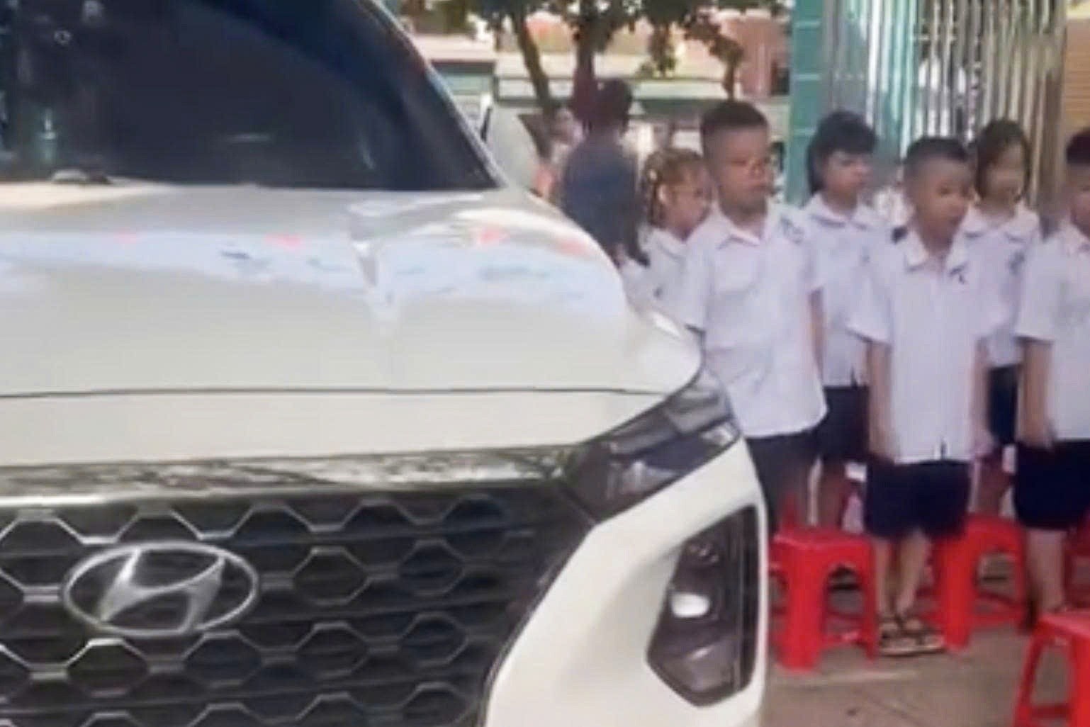 Ôtô đỗ chình ình giữa khu vực học sinh chào cờ, phường yêu cầu làm rõ