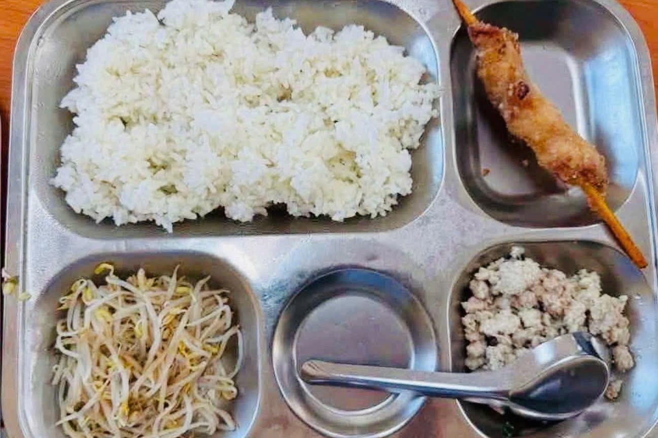 Sau loạt phản ánh ăn bán trú, Hà Nội yêu cầu rà soát