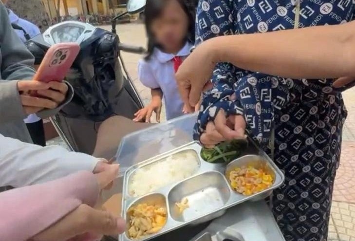 Vụ cơm bán trú 'lèo tèo, giao muộn': Thành ủy Hà Nội chỉ đạo kiểm tra