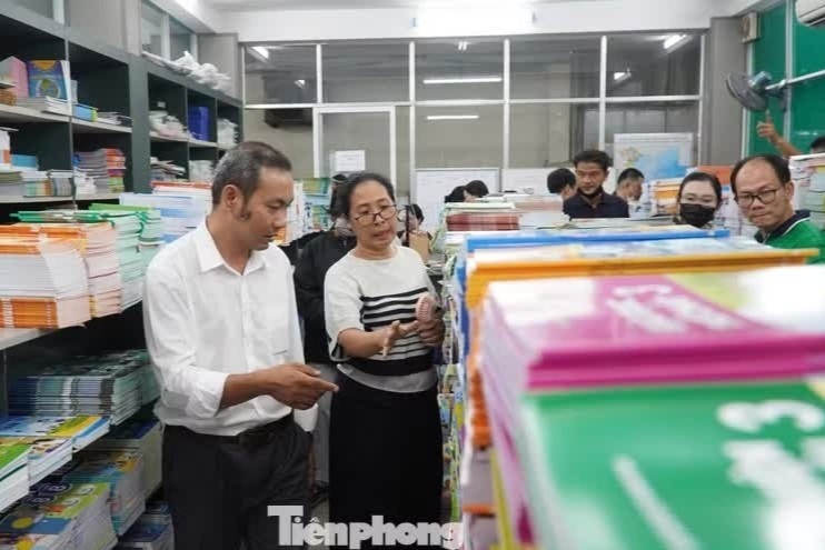 s&aacute;ch gi&aacute;o khoa ảnh 1