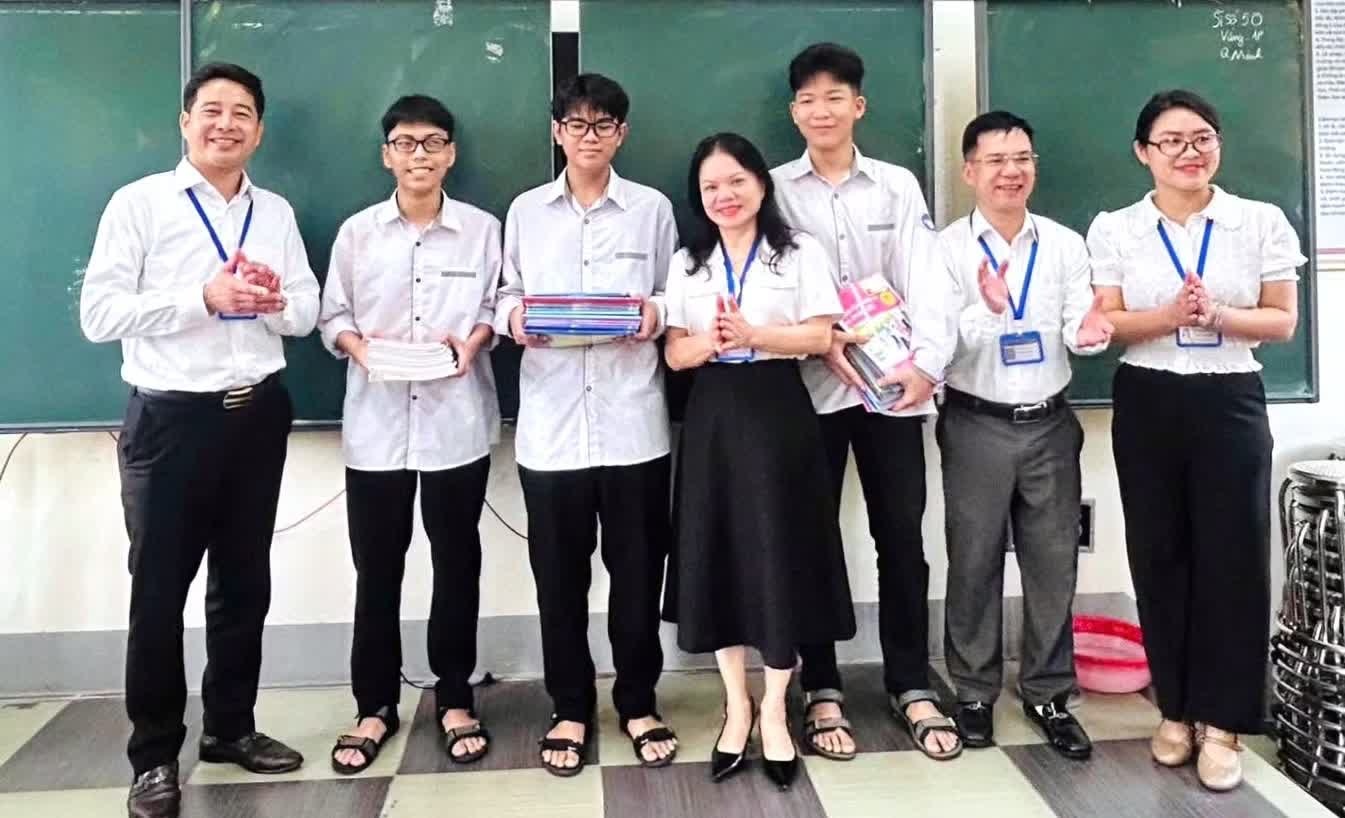 s&aacute;ch gi&aacute;o khoa ảnh 6