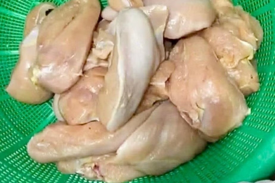 Phụ huynh phản ánh 'thịt gà có mùi lạ, tôm ươn' tại trường học Hà Nội