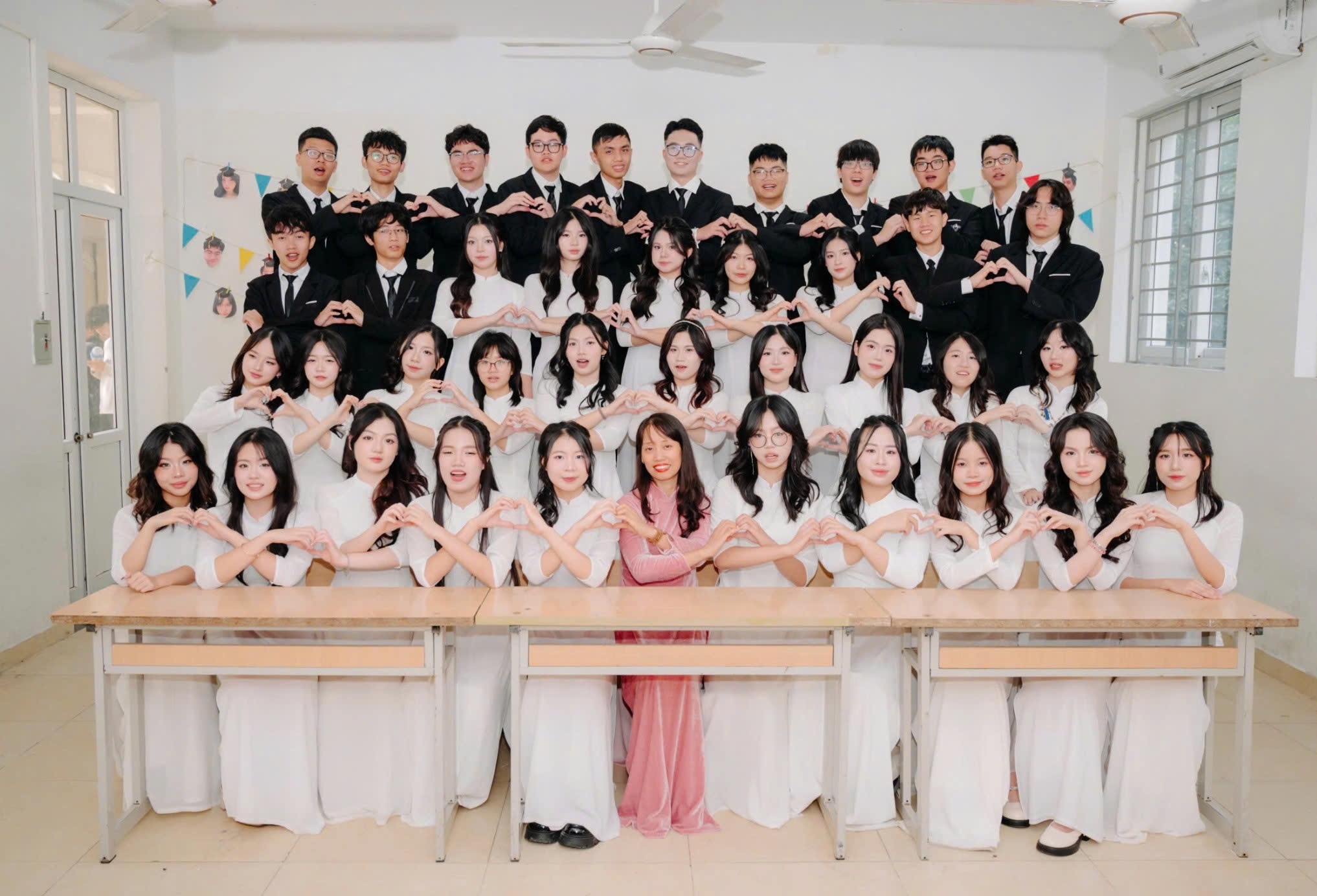 Lớp học có thủ khoa D01 toàn quốc, 30 em IELTS từ 8.0