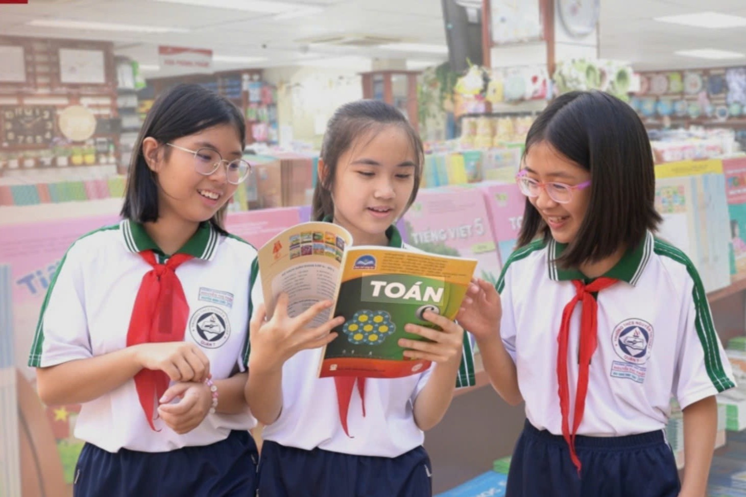 s&aacute;ch gi&aacute;o khoa ảnh 1