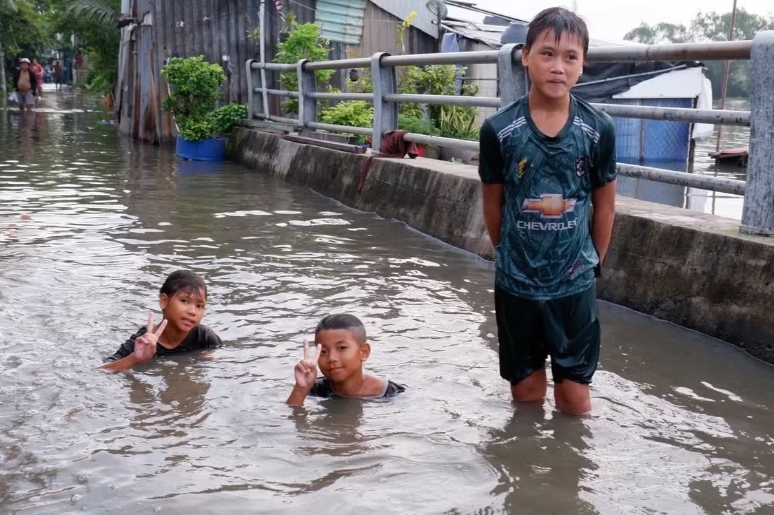 Nhiều trường học ở TP.HCM cho học sinh tan học sớm tránh triều cường