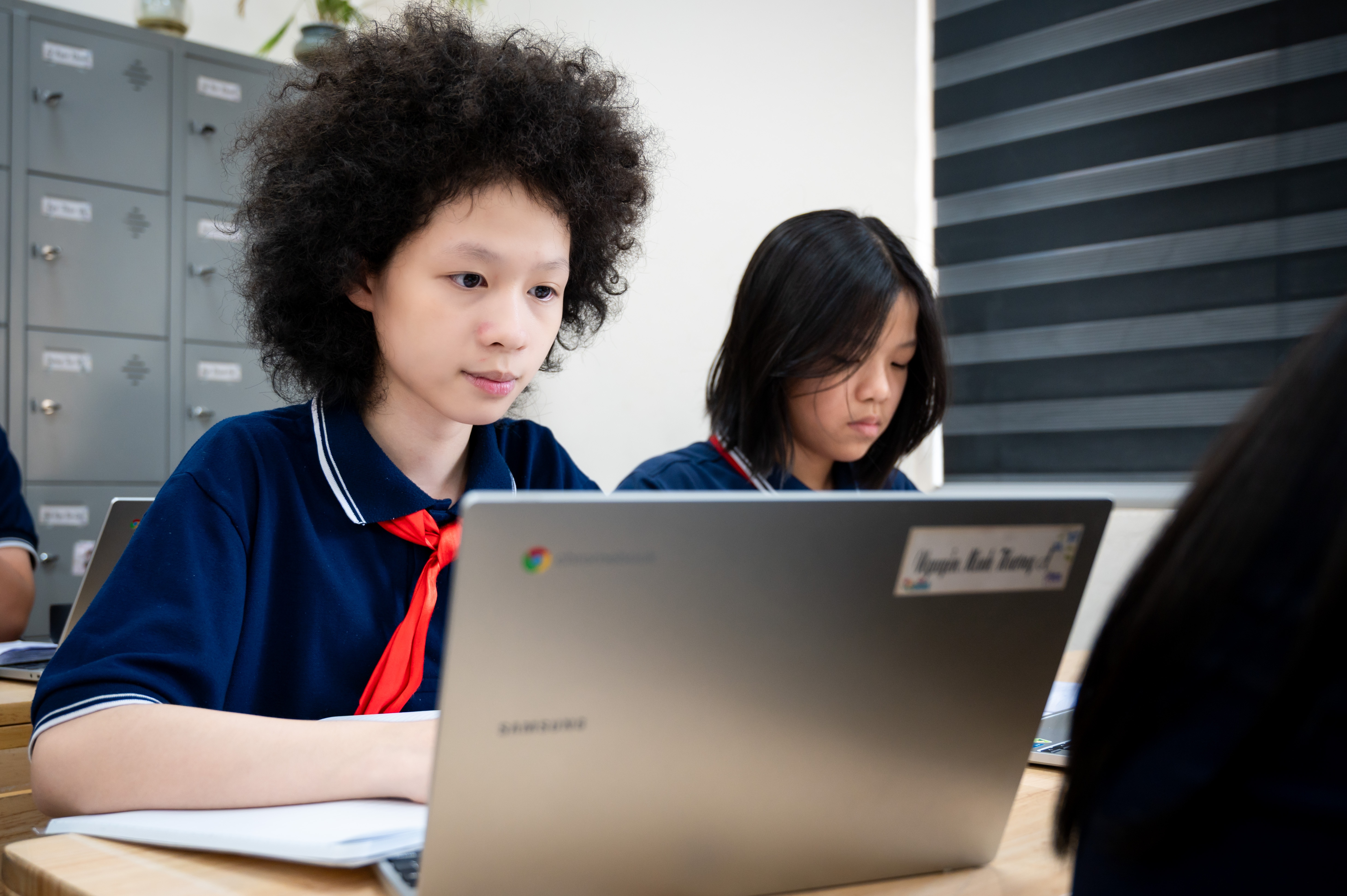 Lớp học số Google, học sinh học Văn, làm Toán trên laptop