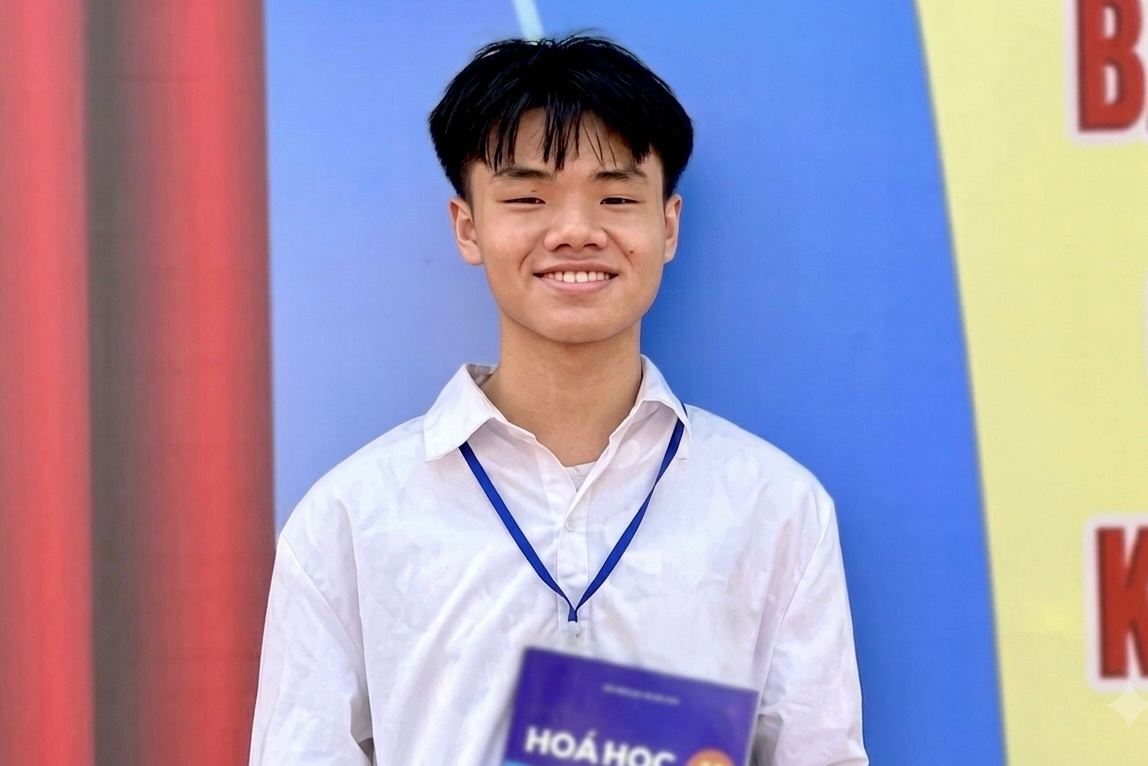 Nam sinh thi vượt lớp, đỗ thủ khoa học sinh giỏi Hóa của Hà Nội