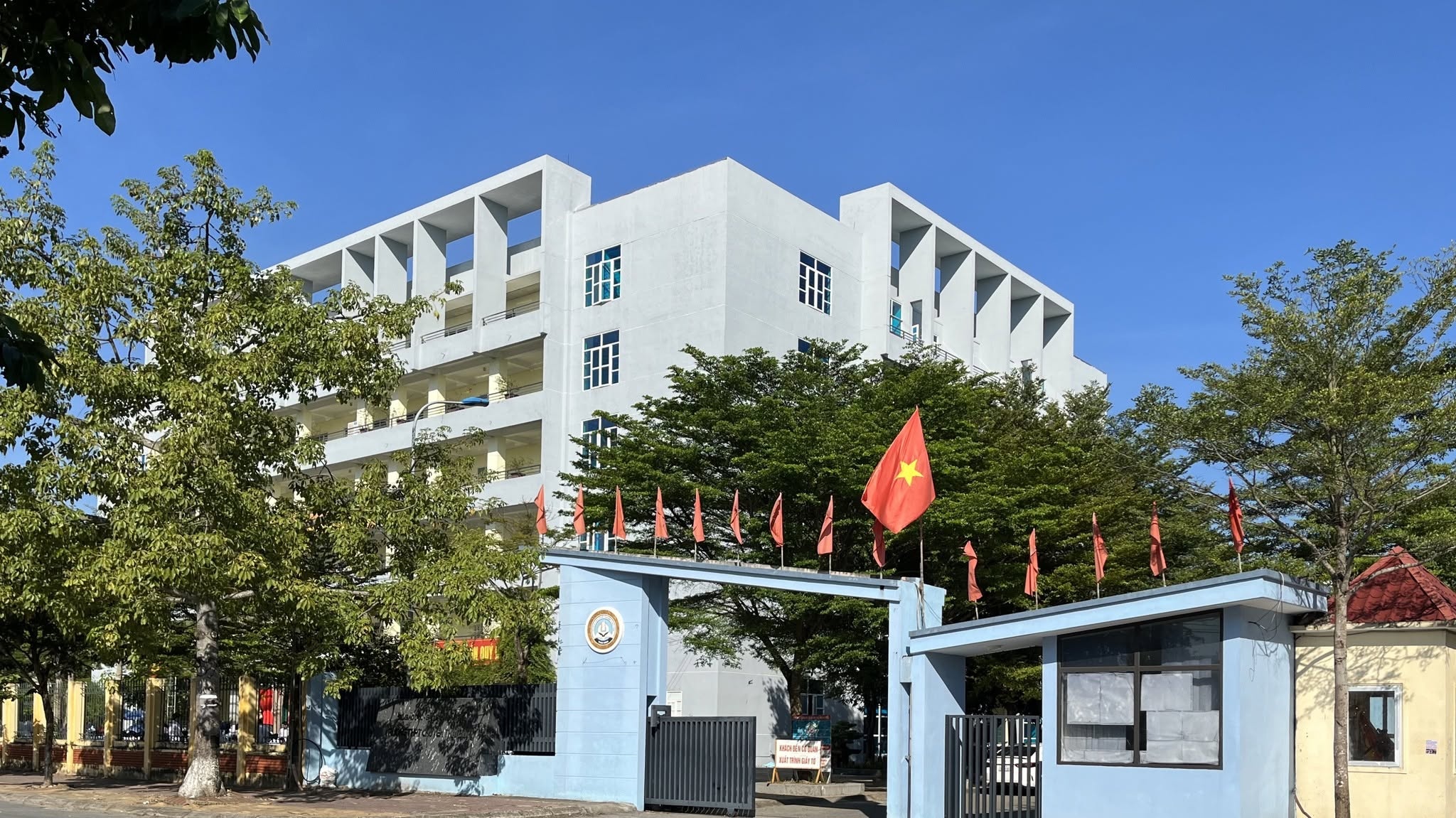 THPT chuy&ecirc;n ảnh 2