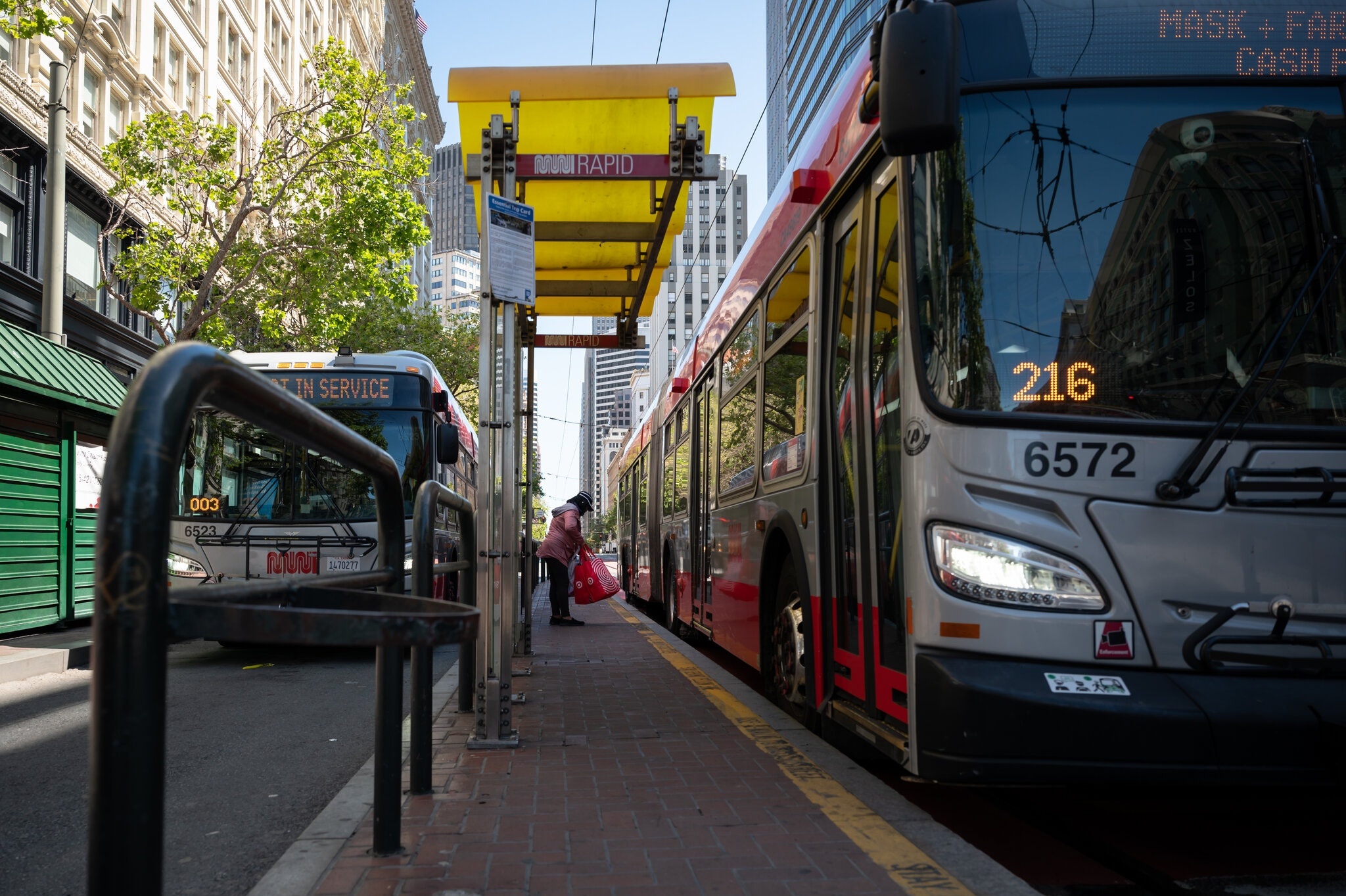 Nguoi A bi phan biet chung toc anh 1