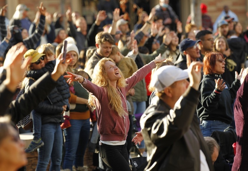 Nhung nguoi My da tiem vaccine bat dau duoc thao khau trang hinh anh