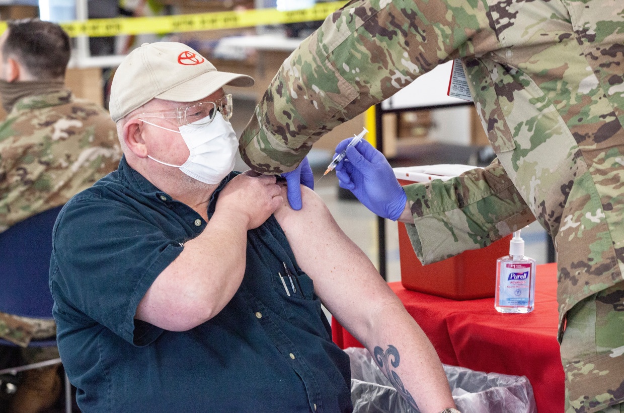 Bang cua My thuong xe ban tai, sung san cho nguoi tiem vaccine hinh anh