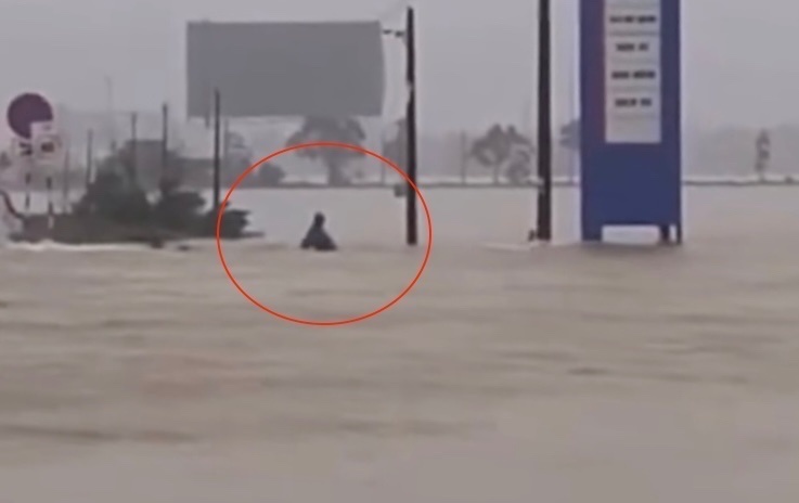 24 gio tim kiem thi the nam sinh 18 tuoi bi lu cuon troi o Hue hinh anh