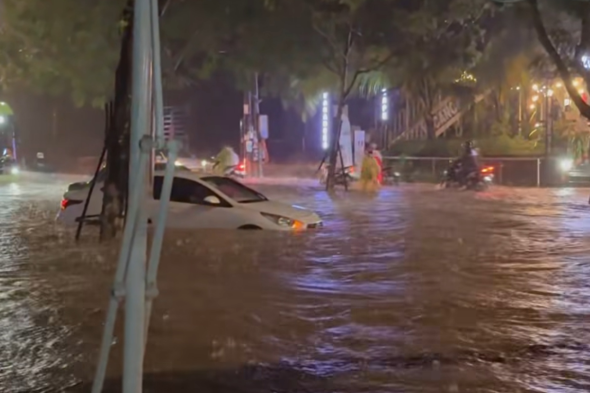 Nuoc ngap banh oto o Phu Quoc do mua keo dai hinh anh