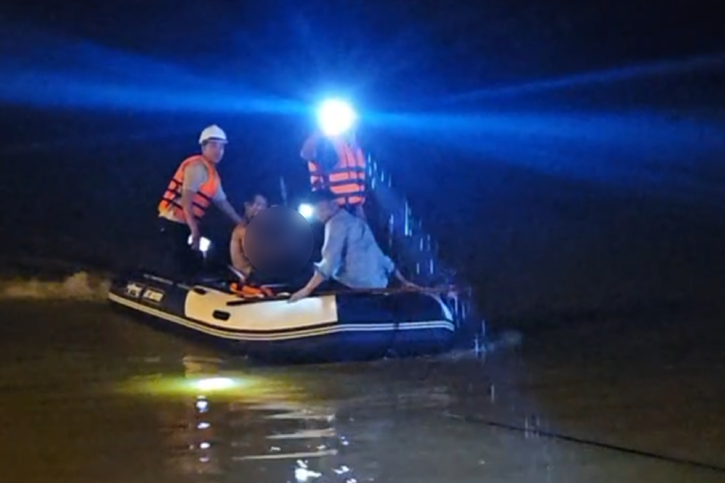 nam sinh bi lu cuon anh 1