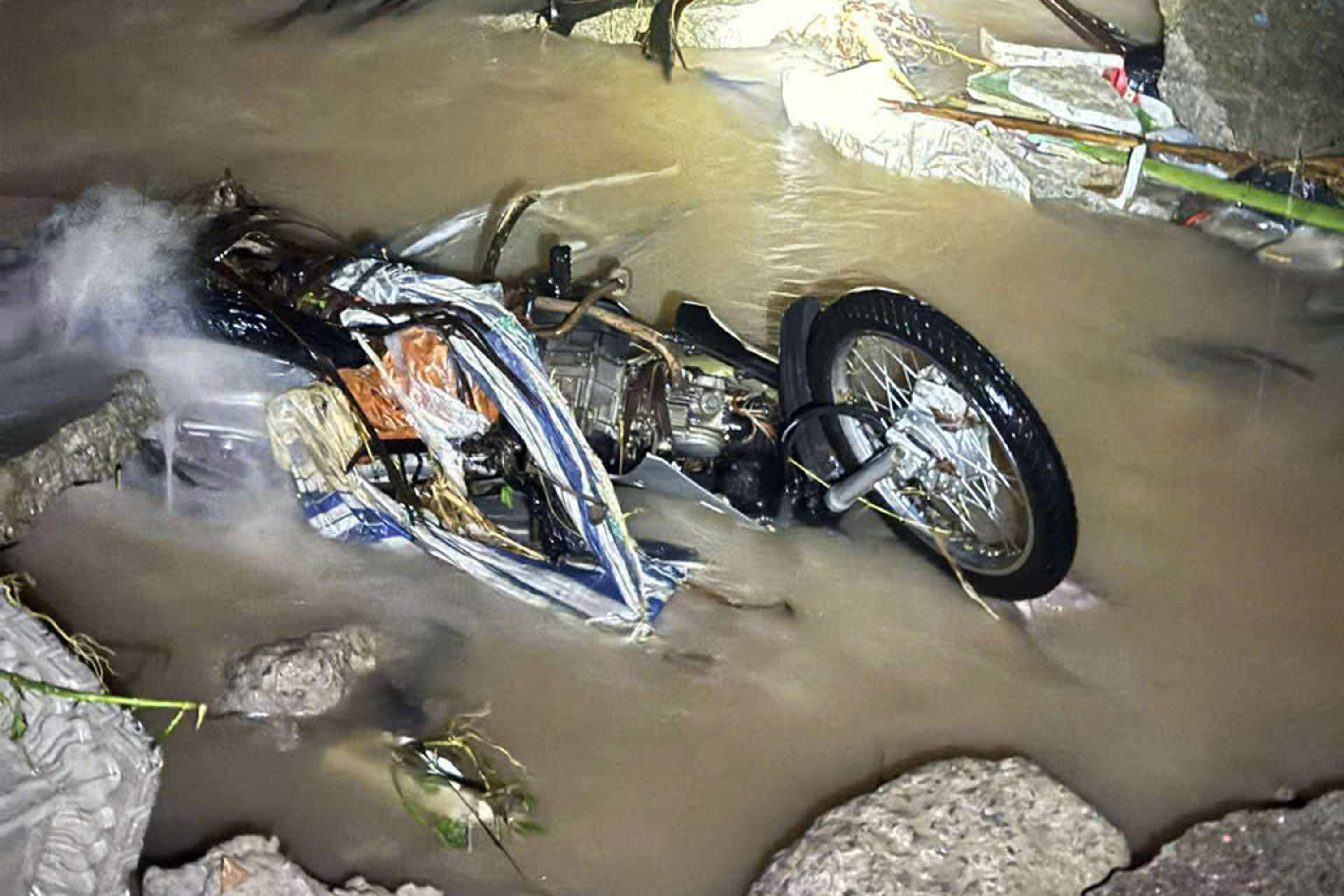 Phu Quoc lut sau, thanh nien bi lu cuon bo xe chay thoat than hinh anh