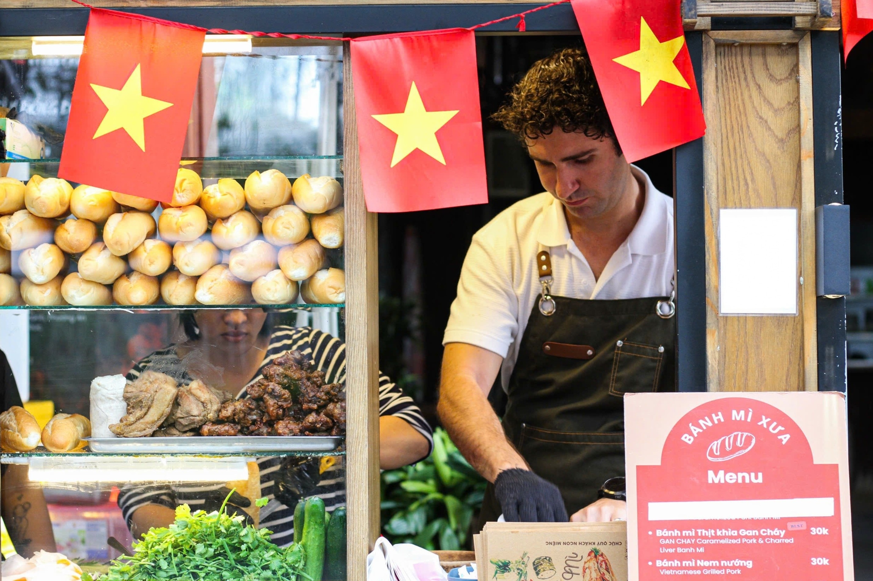 Anh Tay ban banh mi xe day, giup khach luyen IELTS o TP.HCM hinh anh