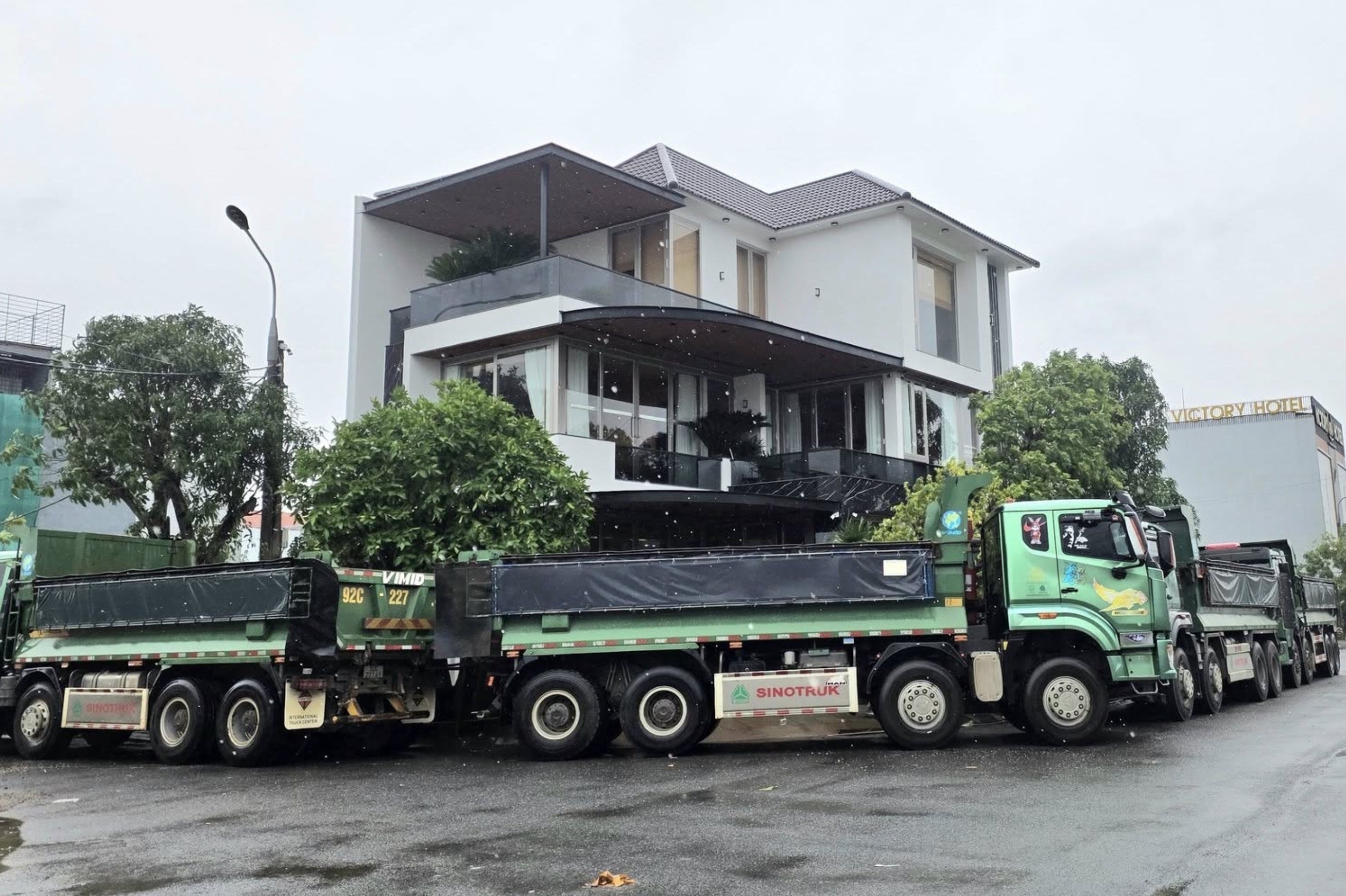 Dau 7 xe tai 16 tan quanh nha chong bao so 13 Kalmaegi hinh anh