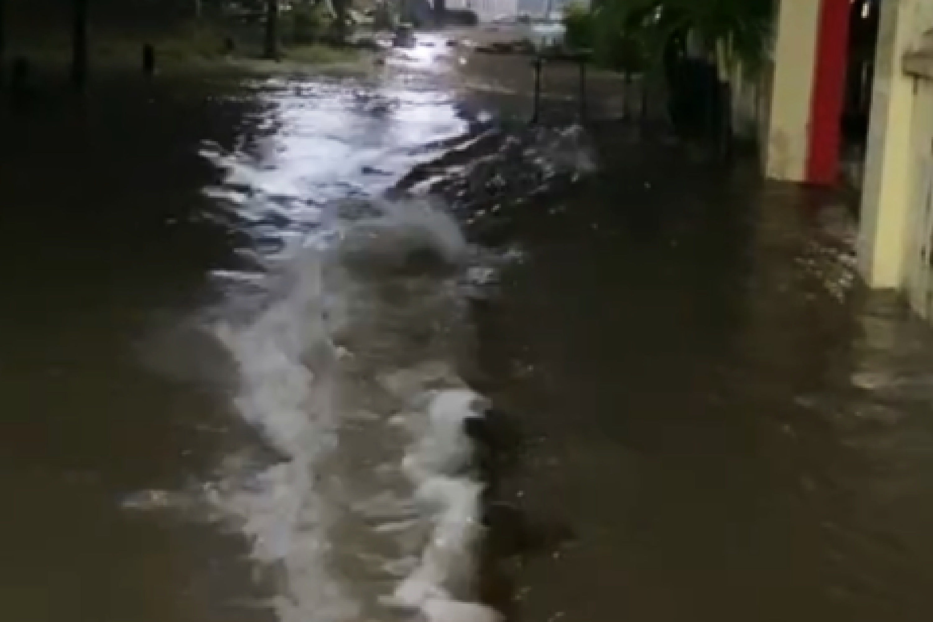 Nuoc bien Sa Huynh tran vao nha dan, cuon troi do dac hinh anh