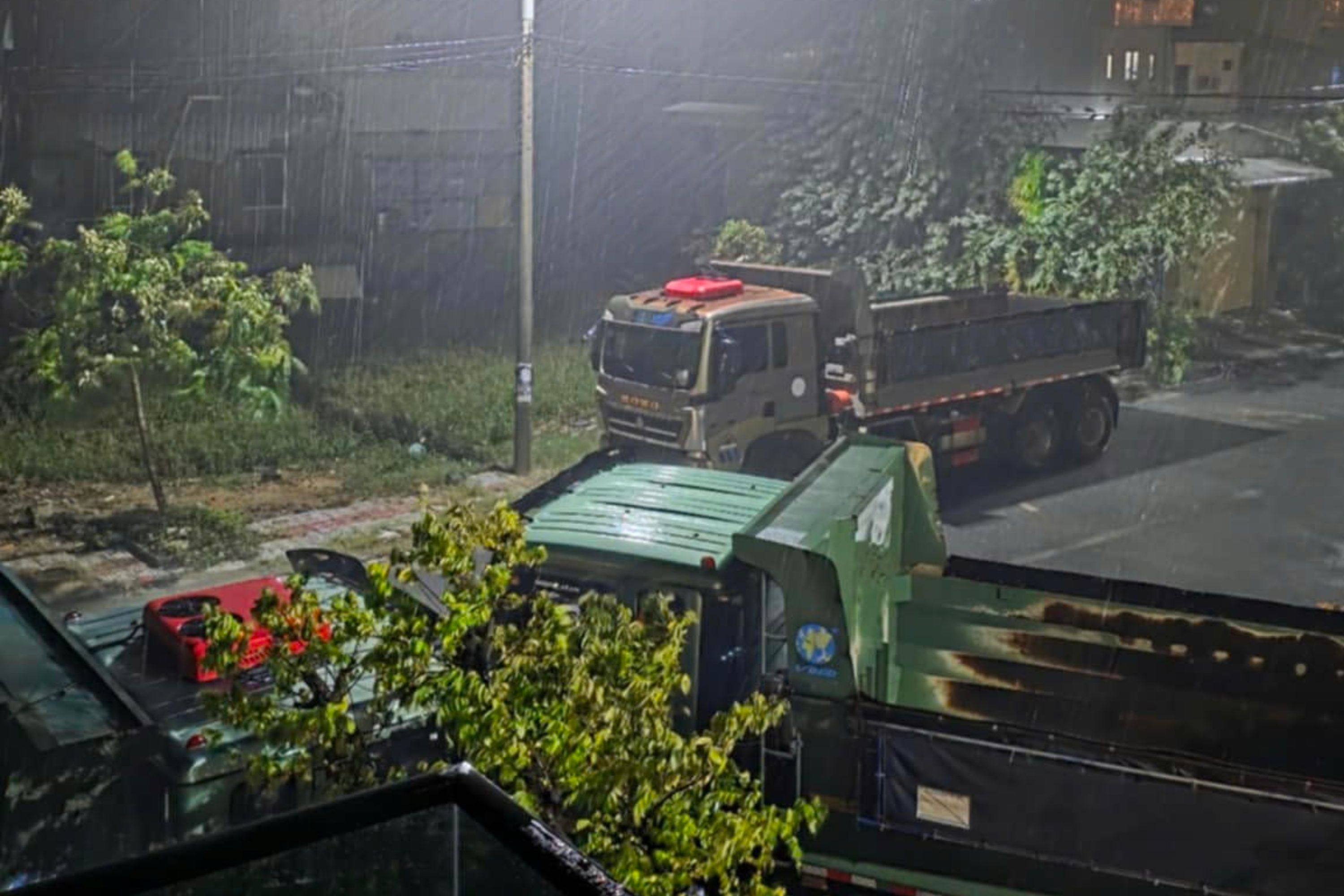 Dau 7 xe tai 16 tan quanh nha de chong bao so 13 Kalmaegi hinh anh