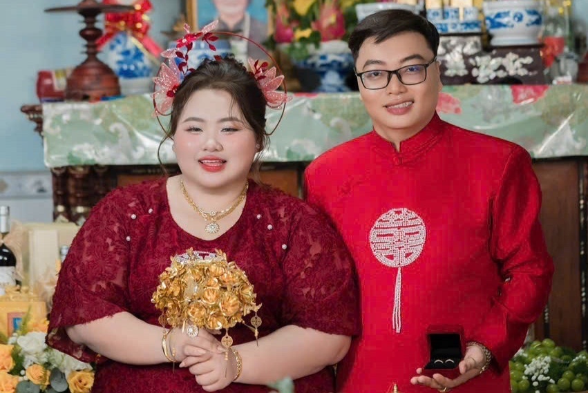 Co gai 130 kg 'chot' hen ho chang trai hon 7 tuoi sau 1 tuan gap hinh anh