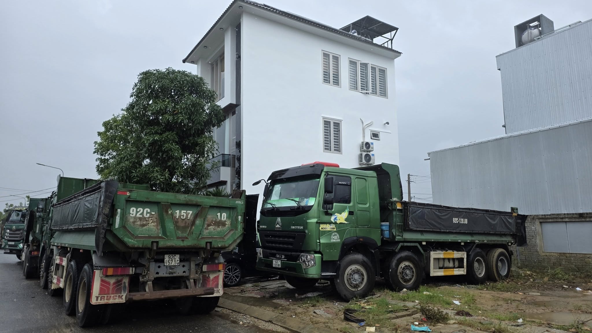 7 xe tai 16 tan dau quanh can nha 3 tang chong bao so 13 Kalmaegi hinh anh