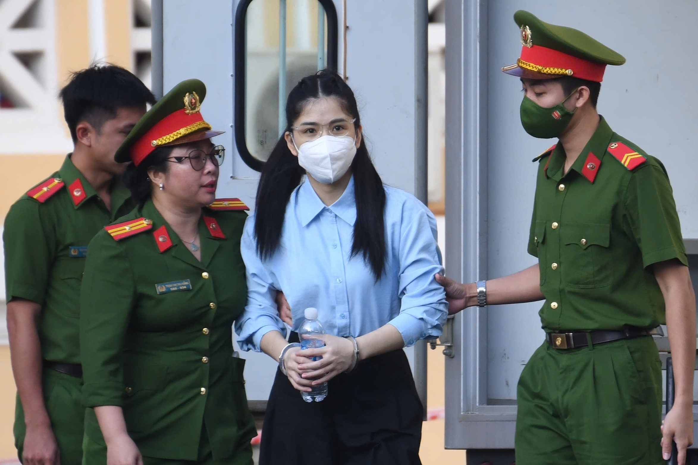 Hoa hau Thuy Tien, Hang Du Muc ra toa hinh anh