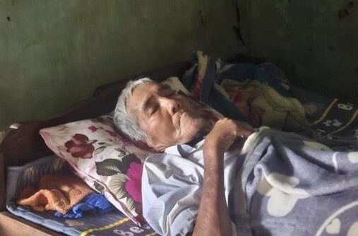 Con trai benh tat van gang om thi the me suot dem lu o Dak Lak hinh anh