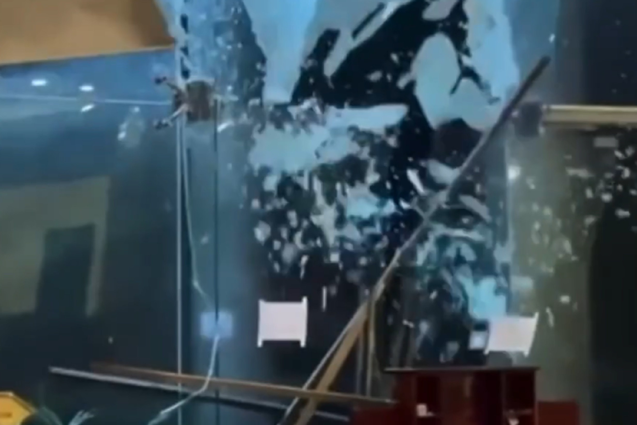 Clip bao so 13 Kalmaegi 'quat' vo kinh khach san o Quy Nhon hinh anh