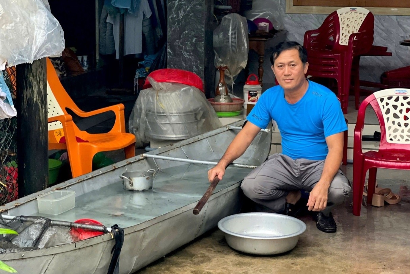 Chuyen 'nguoi hung' cuu ca chuc nguoi o Hoa Thinh bang chiec ghe nho hinh anh