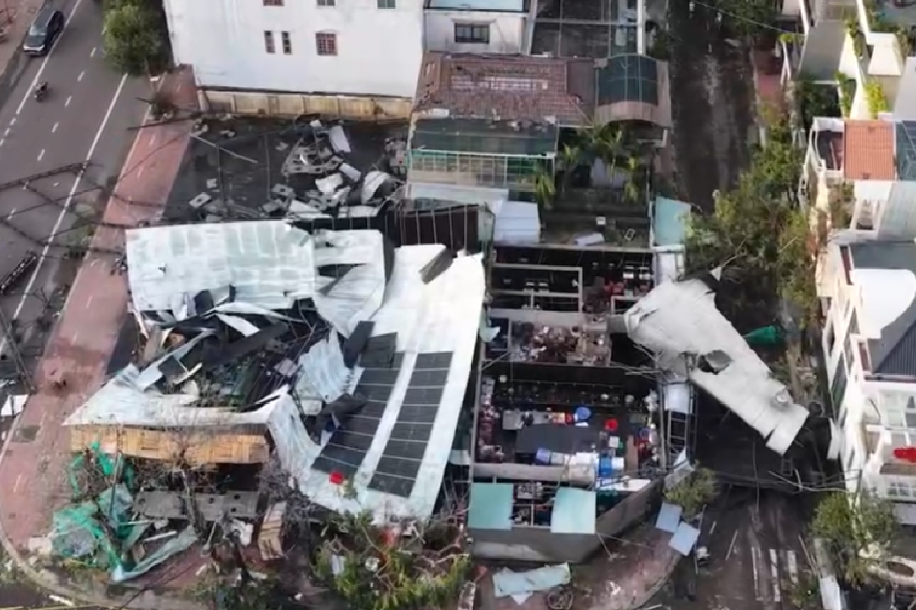 Hang quan tieu dieu, cay coi do rap o Quy Nhon sau bao so 13 Kalmaegi hinh anh