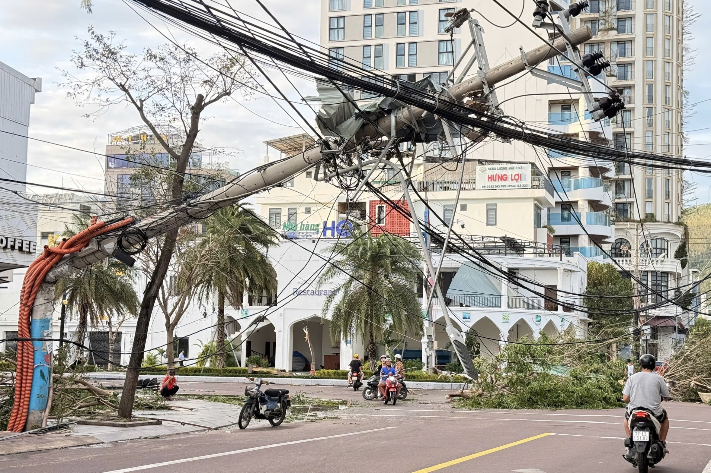 Ảnh từ flycam, toàn cảnh Quy Nhơn tiêu điều sau bão số 13 Kalmaegi