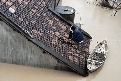 Cảnh người đàn ông phá ngói cứu gia đình mắc kẹt trong nhà ngập nước