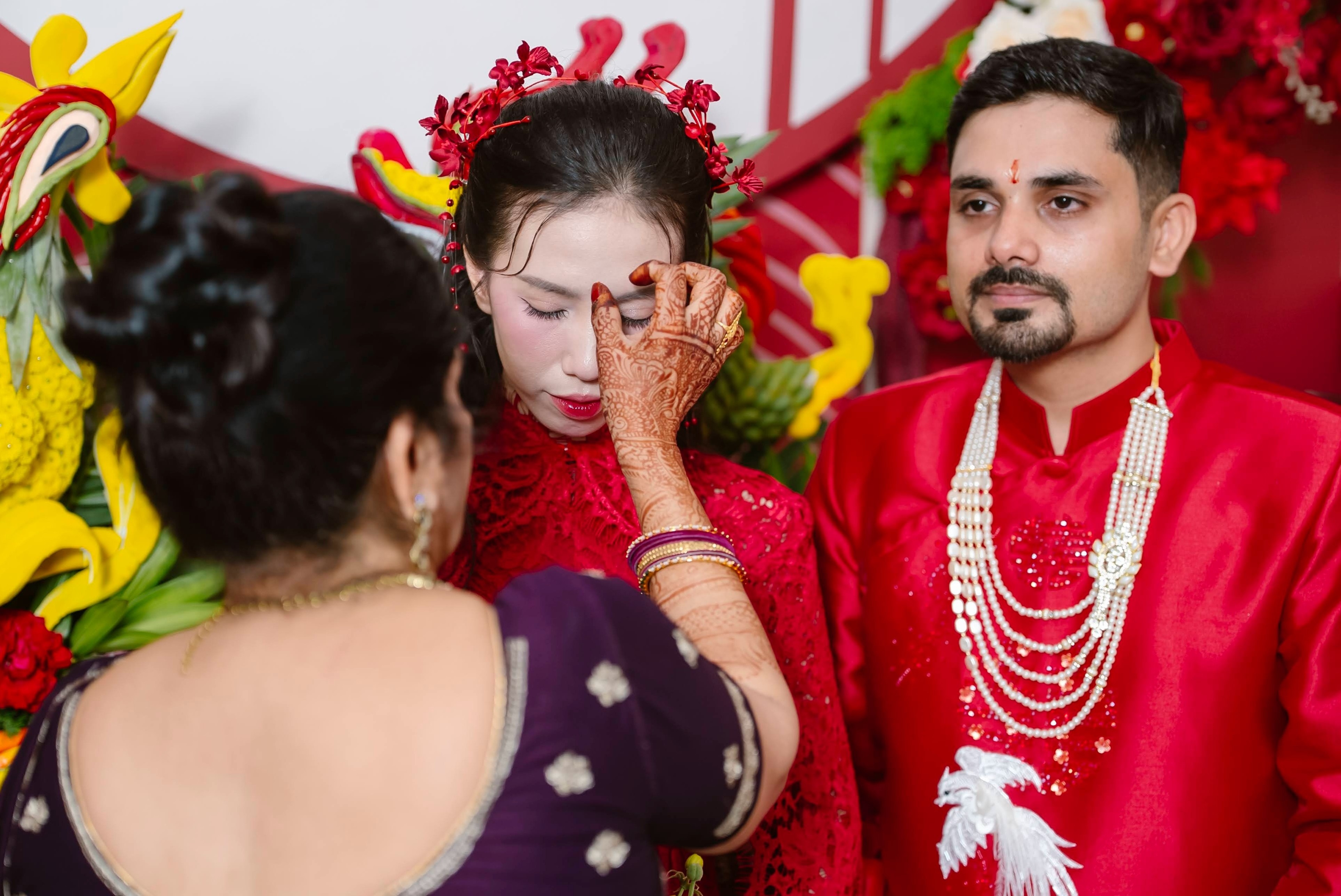 Dam cuoi 'trieu view' cua chu re An Do va co dau mien Tay hinh anh