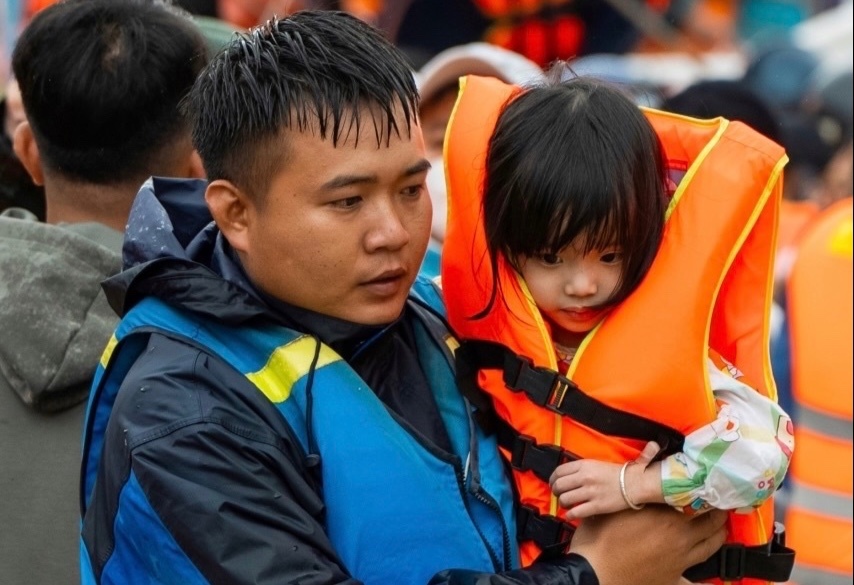 Khanh Hoa thong bao ve hoat dong cuu tro sau mua lu hinh anh