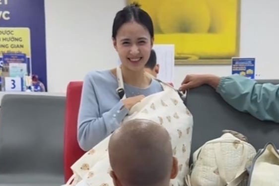 Be con di tiem, me bim gay sot vi giong 'my nhan dep nhat Philippines' hinh anh