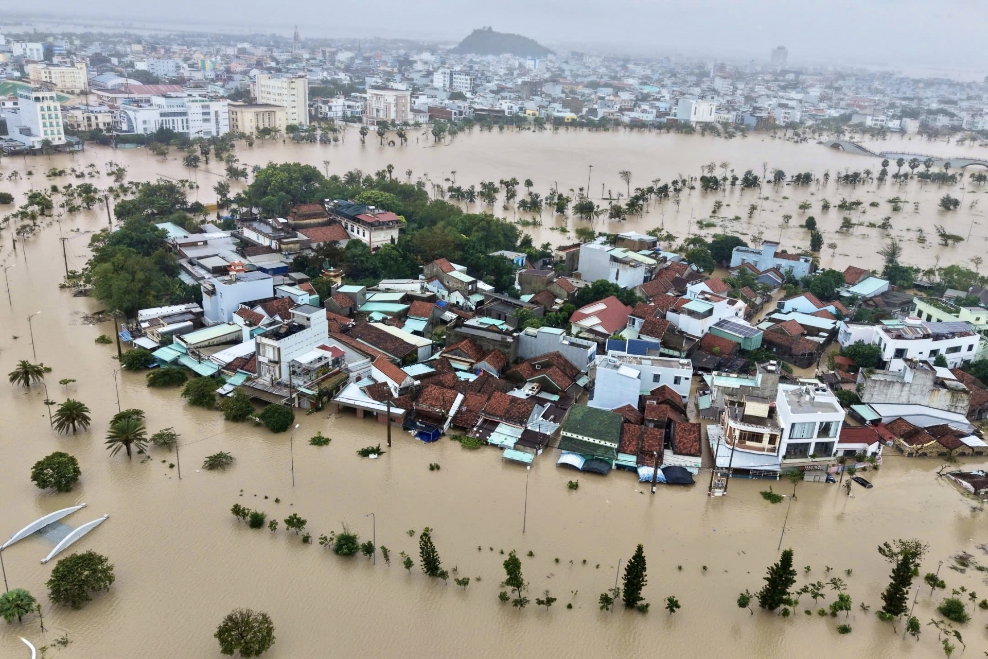 Nha Trang ngap sau bat thuong, mua lu lan rong khap mien Trung hinh anh